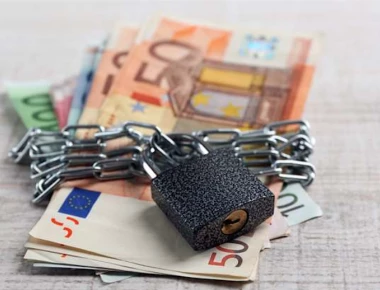 Η εφορία «χτυπά την πόρτα» – Πώς μπορείτε να σταματήσετε τις κατασχέσεις